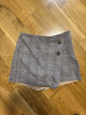 Zara Plaid High-Waist Skort in Gray Tones with Button Detail